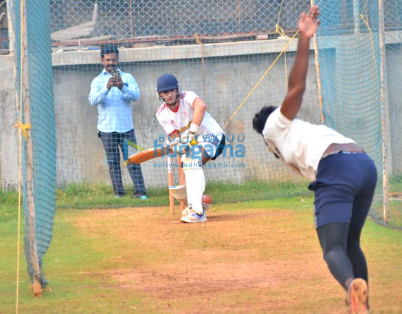 photos ibrahim ali khan snapped playing cricket in juhu 6