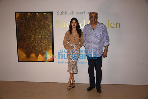 photos janhvi kapoor naseeruddin shah and others attend subhash awchats art show 3