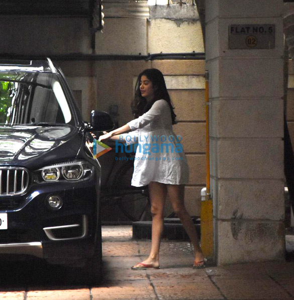 photos janhvi kapoor snapped in juhu 2 3