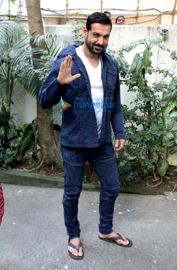 photos john abraham celebrates his birthday with fans at his office in bandra 5