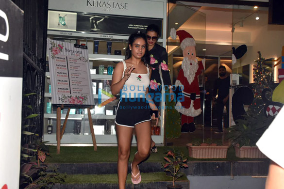 photos kajol snapped with daughter nysa devgn at a salon in bandra 4