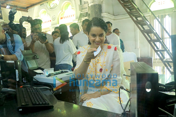 Photos: Kangana Ranaut spotted at CSMT Railway Station Ticket counter Photos: Kangana Ranaut spotted at CSMT Railway Station Ticket counter