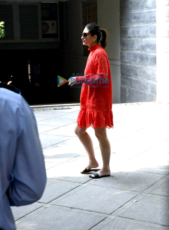 photos kareena kapoor khan and karisma kapoor snapped at mount mary church in bandra 5