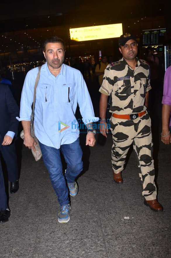 photos kartik aaryan ananya panday and others snapped at the airport 5