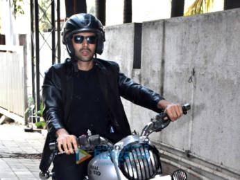 Photos: Kartik Aaryan snapped at dance class in Andheri