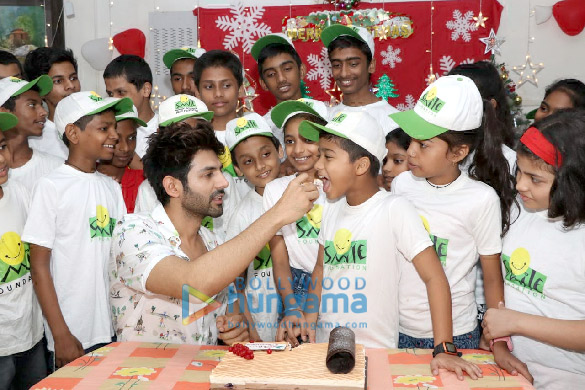 photos kartik aaryan snapped celebrating christmas with the kids at shed organization 2