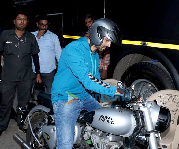 photos kartik aaryan snapped promoting pati patni aur woh on the sets of dance plus 5
