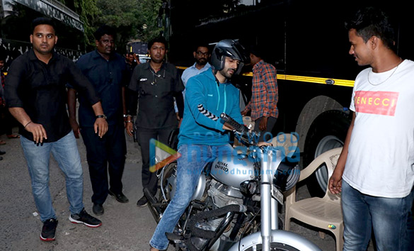 photos kartik aaryan snapped promoting pati patni aur woh on the sets of dance plus 6