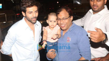 Photos: Kartik Aaryan snapped visiting Siddhivinayak temple