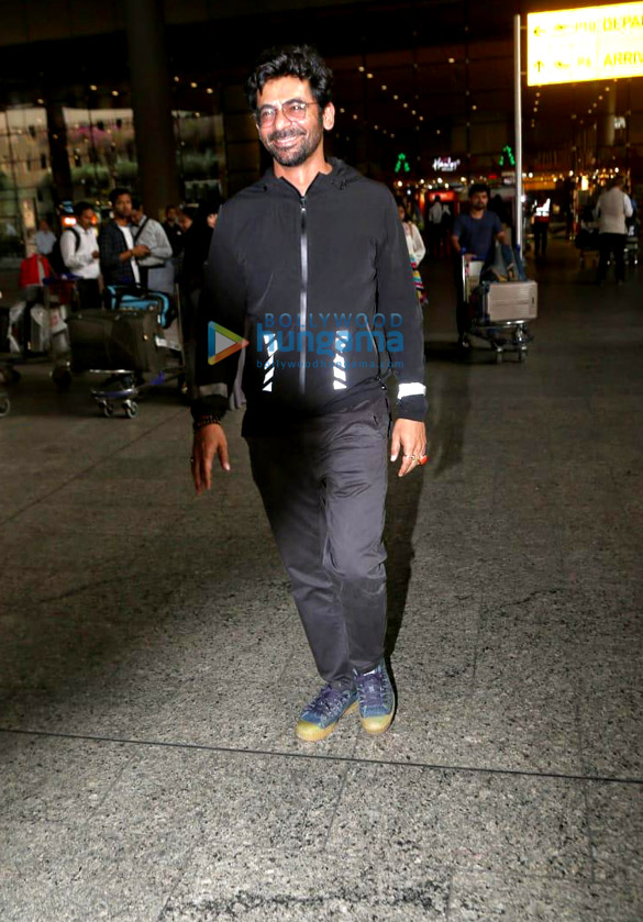 photos kriti sanon ajay devgn and others snapped at the airport 1