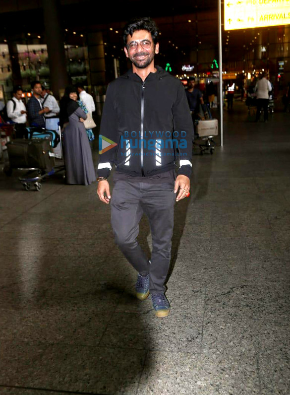 photos kriti sanon ajay devgn and others snapped at the airport 2