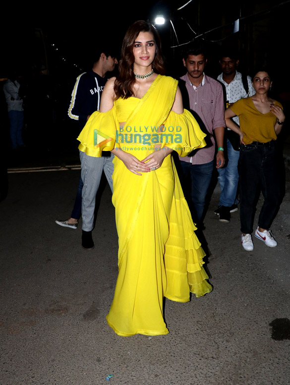 photos kriti sanon snapped on the sets of the kapil sharma show 2
