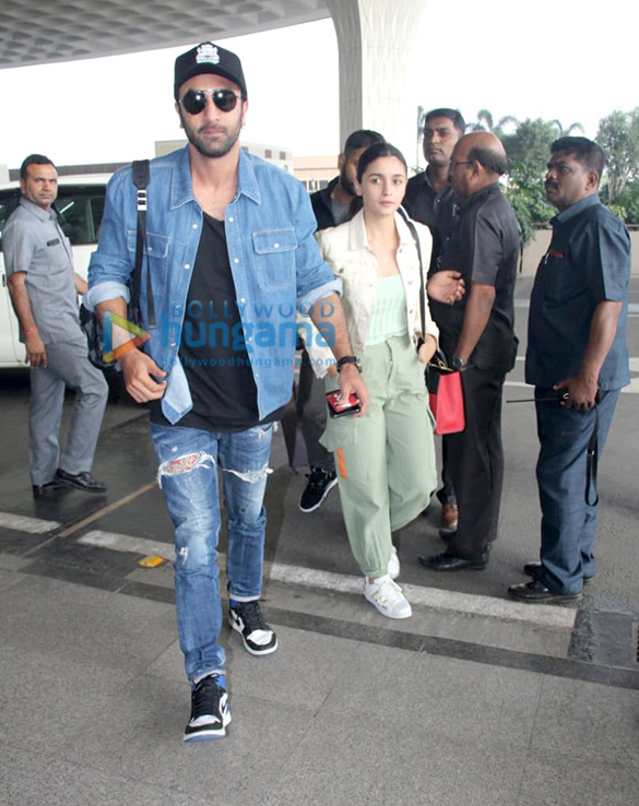 photos ranbir kapoor alia bhatt anushka sharma and virat kohli snapped at the airport 6