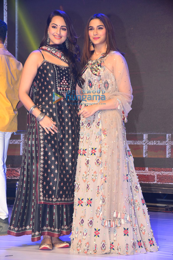 photos salman khan sonakshi sinha prabhu dheva and others grace the dabangg 3 pre release event in hyderabad 10