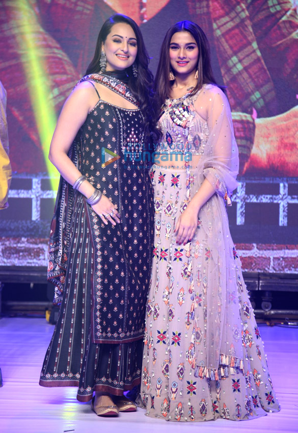 photos salman khan sonakshi sinha prabhu dheva and others grace the dabangg 3 pre release event in hyderabad 5