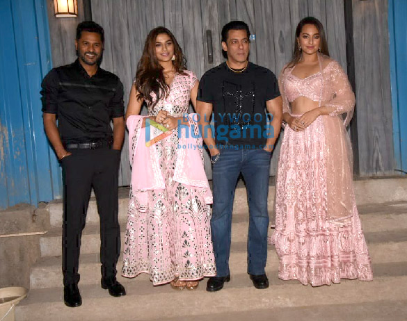 Photos: Salman Khan, Sonakshi Sinha, Saiee Manjrekar and Prabhu Dheva spotted on the sets of Bigg Boss Photos: Salman Khan, Sonakshi Sinha, Saiee Manjrekar and Prabhu Dheva spotted on the sets of Bigg Boss