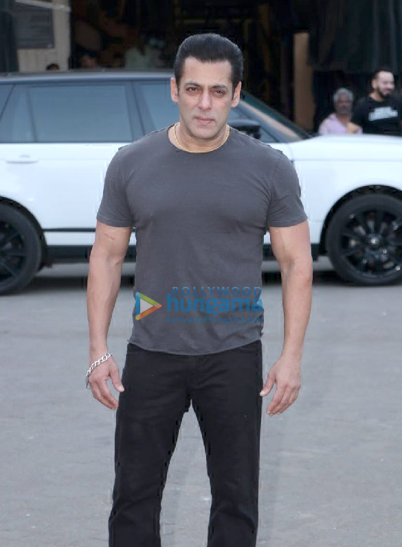 Photos: Salman Khan spotted at Mehboob Studio in Bandra