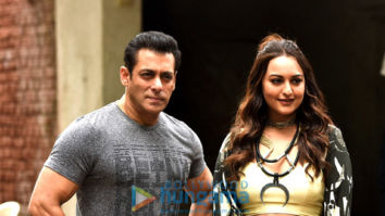 Photos: Salman Khan, Sonakshi Sinha, Saiee Manjrekar and Warina Hussain snapped promoting Dabangg 3 at Mehboob studios