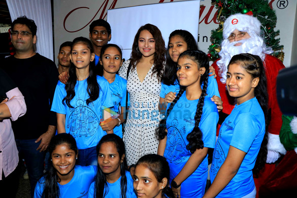 photos sonakshi sinha snapped celebrating christmas with kids 5