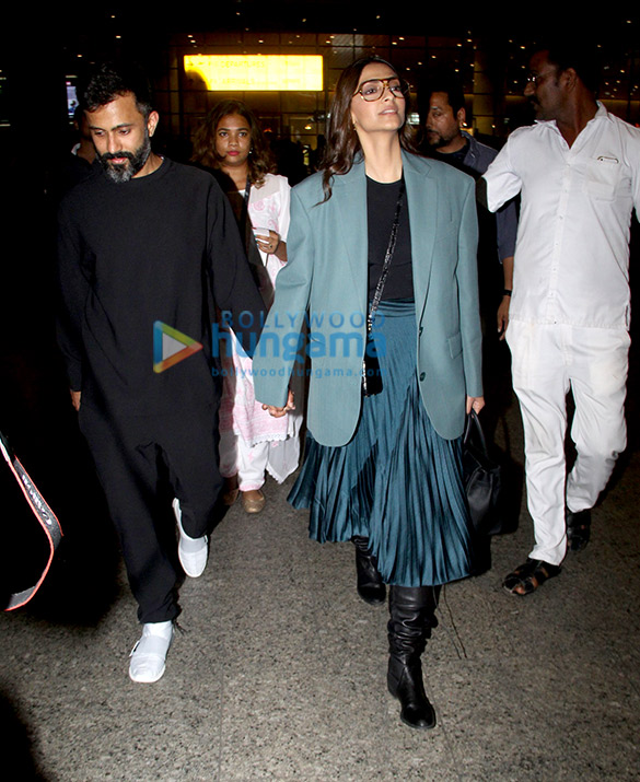photos sonam kapoor ahuja and anand ahuja snapped at the airport 2 2