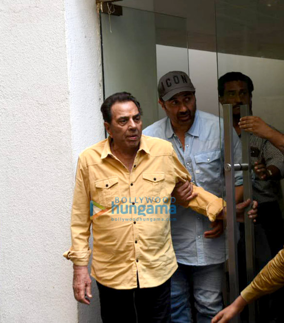 photos sunny deol and dharmendra snapped in juhu 3