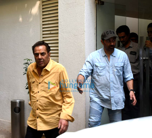 photos sunny deol and dharmendra snapped in juhu 5