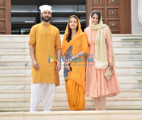photos sunny kaushal rukshar dhillon and sneha taurani spotted visiting gurudwara to seek blessings for their film bhangra paa le 2