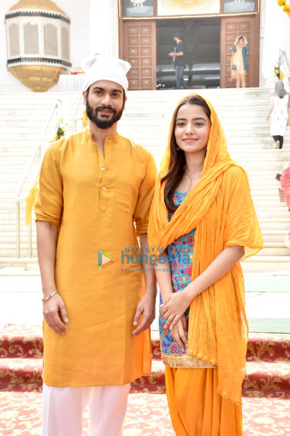 photos sunny kaushal rukshar dhillon and sneha taurani spotted visiting gurudwara to seek blessings for their film bhangra paa le 4