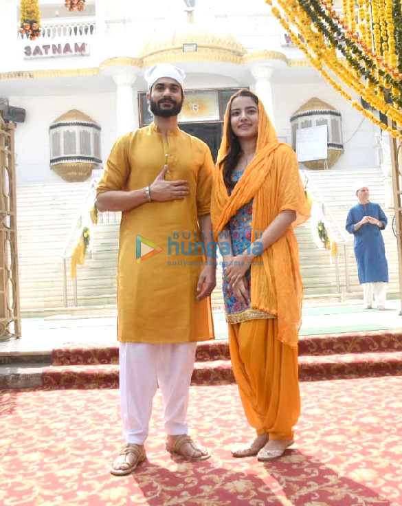 photos sunny kaushal rukshar dhillon and sneha taurani spotted visiting gurudwara to seek blessings for their film bhangra paa le 6