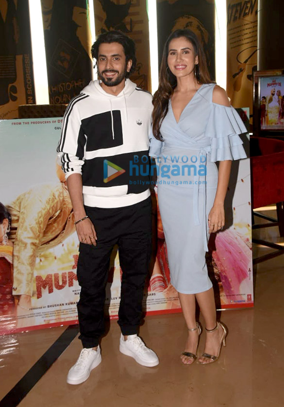 photos sunny singh nijjar sonnalli seygall and bhushan kumar grace the trailer launch of jai mummy di 4