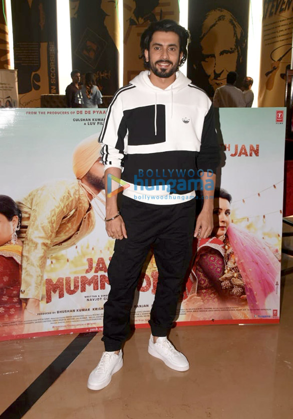 photos sunny singh nijjar sonnalli seygall and bhushan kumar grace the trailer launch of jai mummy di 5