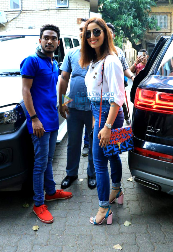 photos yami gautam snapped in juhu 4