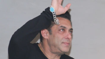 Salman Khan gets teary-eyed upon seeing massive crowd greeting him on his birthday