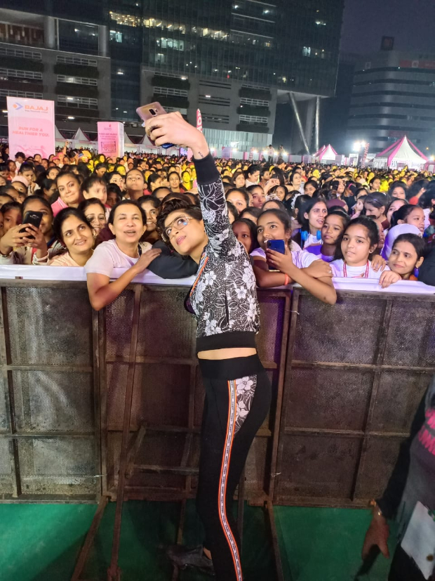 Tahira Kashyap shares her inspirational story with 11000 women at Pinkathon Tahira Kashyap shares her inspirational story with 11000 women at Pinkathon