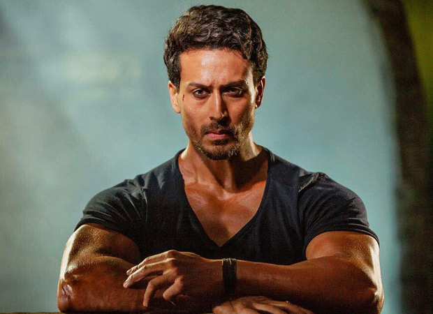 This little fan charms his way into Tiger Shroff's heart and his response is ADORABLE This little fan charms his way into Tiger Shroff's heart and his response is ADORABLE