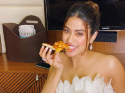Janhvi Kapoor cheats her way to a pizza while shooting! See photo