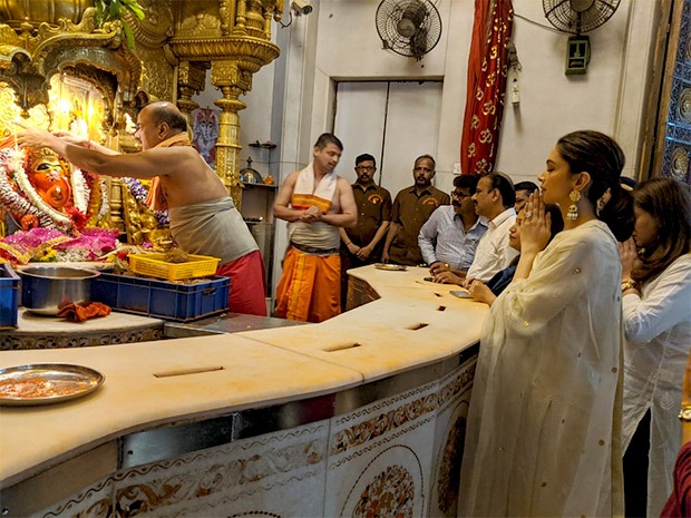 Deepika Padukone seeks blessings at Siddhivinayak Temple on Chhapaak release day