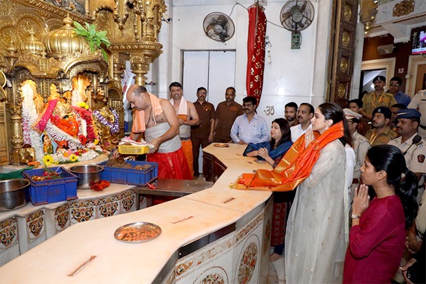 Deepika Padukone seeks blessings at Siddhivinayak Temple on Chhapaak release day