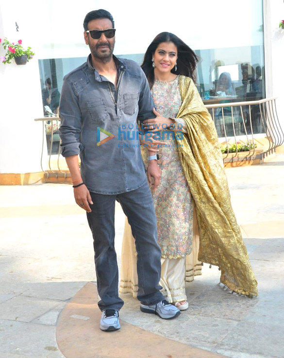 photos ajay devgn and kajol snapped at san and sand promoting the film tanhaji the unsung warrior 3