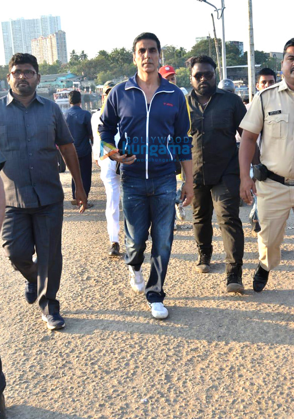Photos: Akshay Kumar and Kiara Advani snapped at Versova jetty Photos: Akshay Kumar and Kiara Advani snapped at Versova jetty