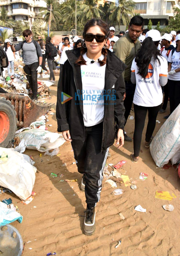 photos bhumi pednekar snapped participating in the beach cleanup drive in juhu 3