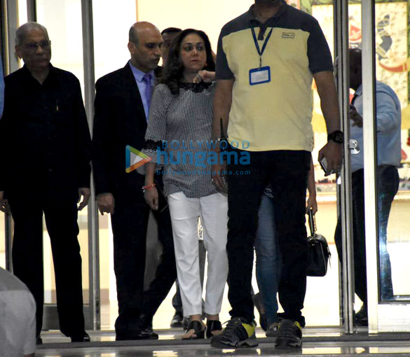 photos celebs rush to ambani hospital to meet shabana azmi 4