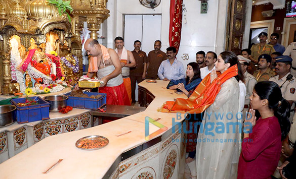 photos deepika padukone snapped at siddhivinayak templ12