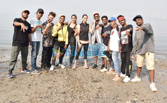 photos dia mirza chunky pandey and maniesh paul join the drive to clean mahim beach 1