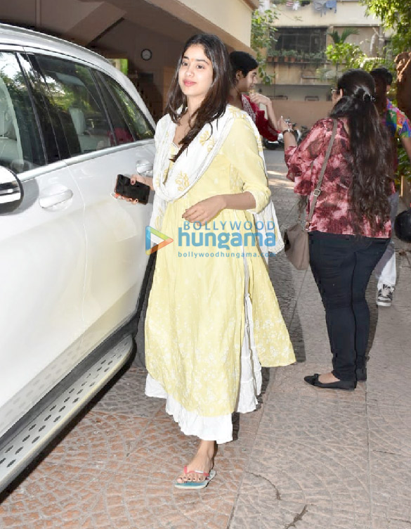 photos janhvi kapoor and khushi kapoor spotted in juhu 4