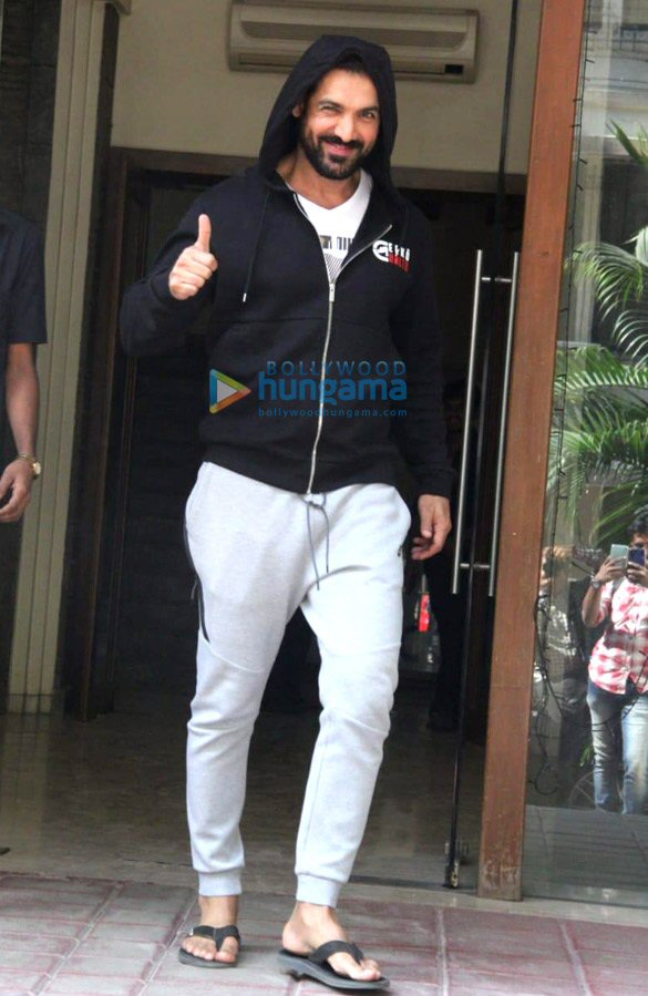 photos john abraham spotted in bandra 2 2