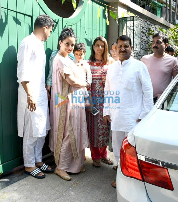 photos kangana ranaut and her family snapped at her new office in pali hill 1