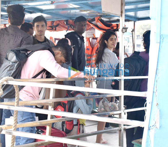 photos kartik aaryan and janhvi kapoor snapped at versova jetty 1 2