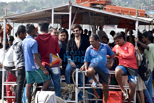 Photos: Kartik Aaryan and Janhvi Kapoor snapped at Versova jetty Photos: Kartik Aaryan and Janhvi Kapoor snapped at Versova jetty