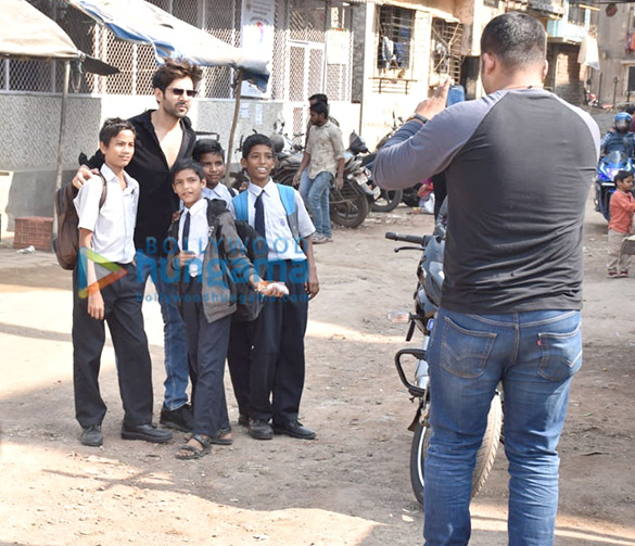 photos kartik aaryan and janhvi kapoor snapped at versova jetty 6